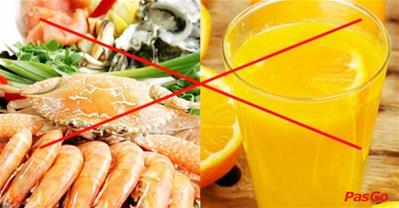 Tại sao hoa quả giàu vitamin C như cam, dâu, kiwi, ổi, cóc, xoài, bưởi, dứa lại không được ăn khi ăn hải sản?
