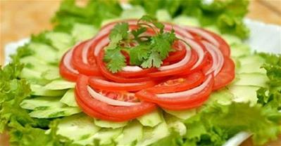 Cách làm salad cà chua dưa chuột tươi mát giúp giảm cân