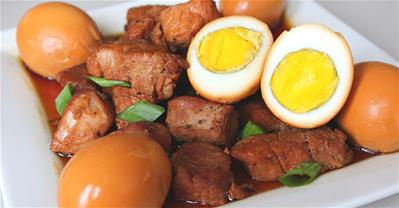 Có thể thêm thêm gia vị nào khác vào món thịt kho tàu trứng gà để tăng hương vị?