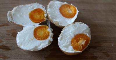 Cách làm trứng muối tại nhà chỉ với 3 bước đơn giản