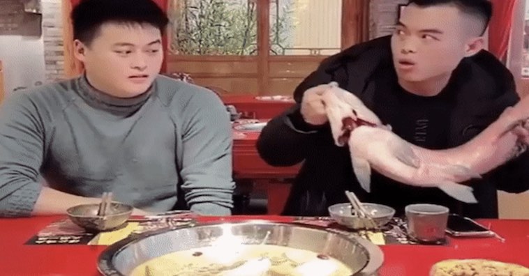 Có nên tính phí đồ ăn mang vào nhà hàng? Bao nhiêu là hợp lý