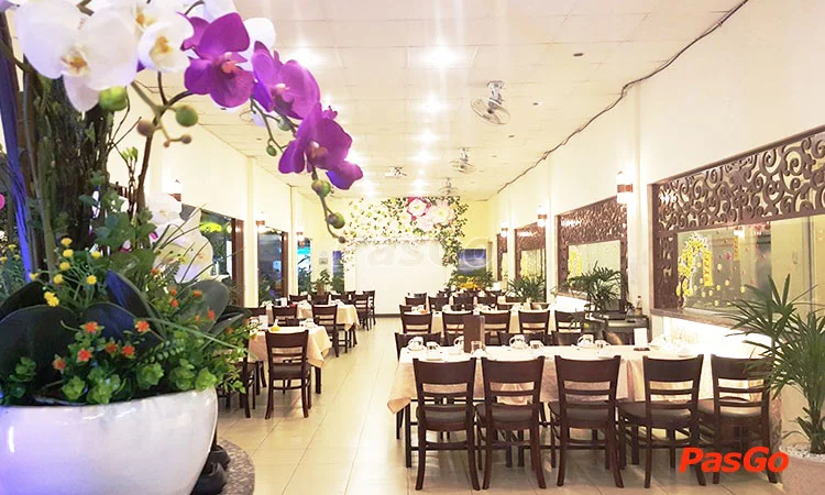 chen-buffet-thoai-ngoc-hau-anh-slide-12