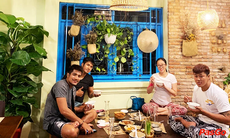 chi-em-quan-cong-truong-quoc-te-quan-3-11