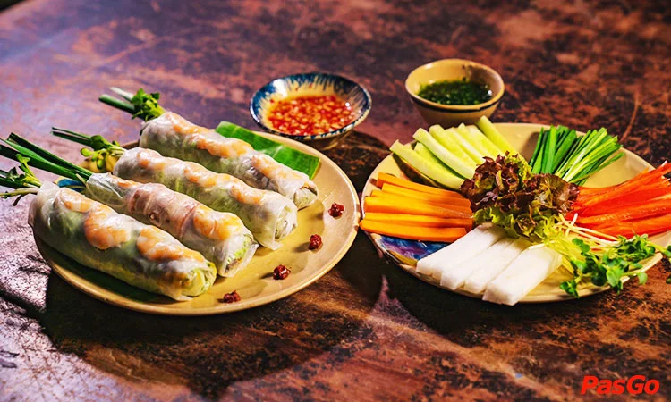 chi-em-quan-cong-truong-quoc-te-quan-3-2