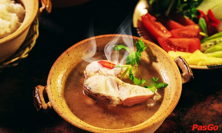 chi-em-quan-cong-truong-quoc-te-quan-3-4