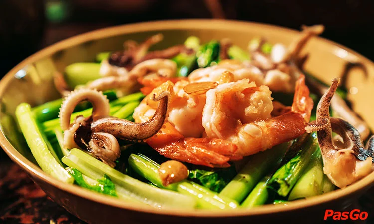 chi-em-quan-cong-truong-quoc-te-quan-3-6