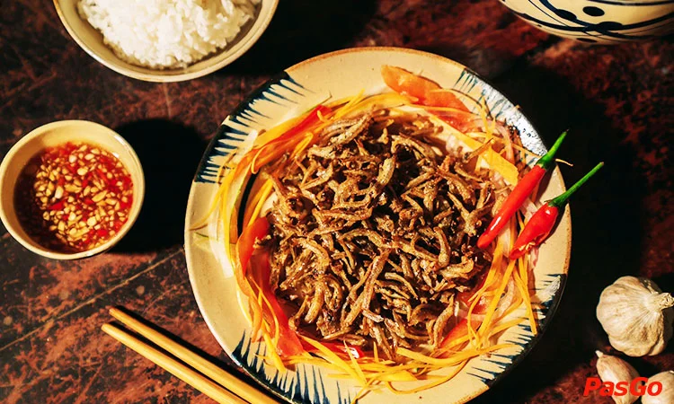 chi-em-quan-cong-truong-quoc-te-quan-3-7