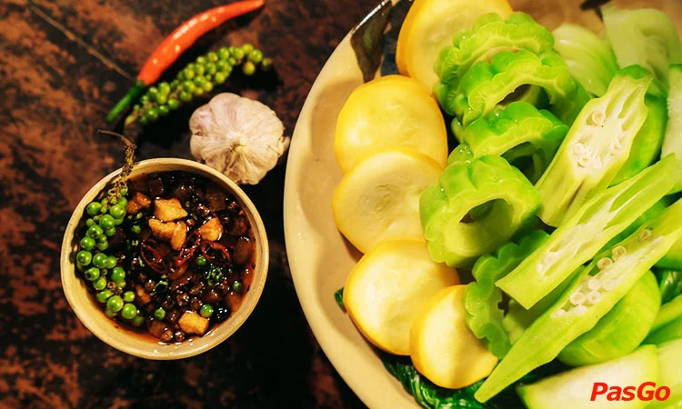 chi-em-quan-cong-truong-quoc-te-quan-3-8