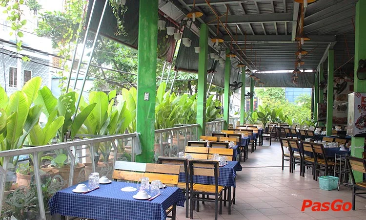 cua-1-cang-63-pham-van-hai-10