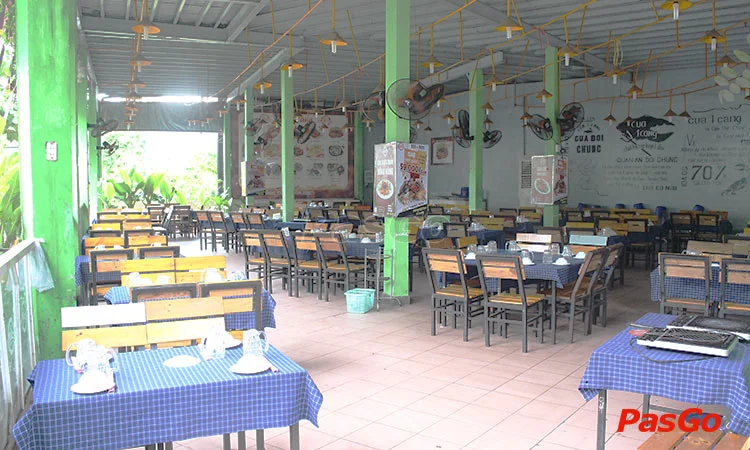 cua-1-cang-63-pham-van-hai-11