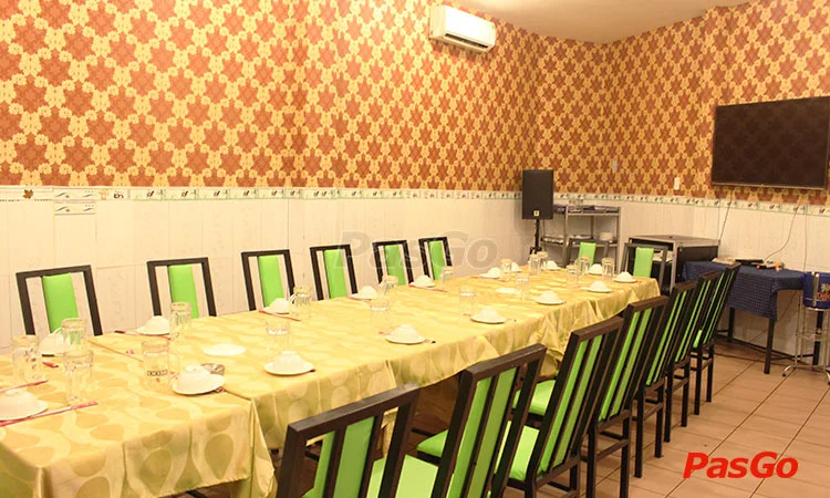 cua-1-cang-63-pham-van-hai-12