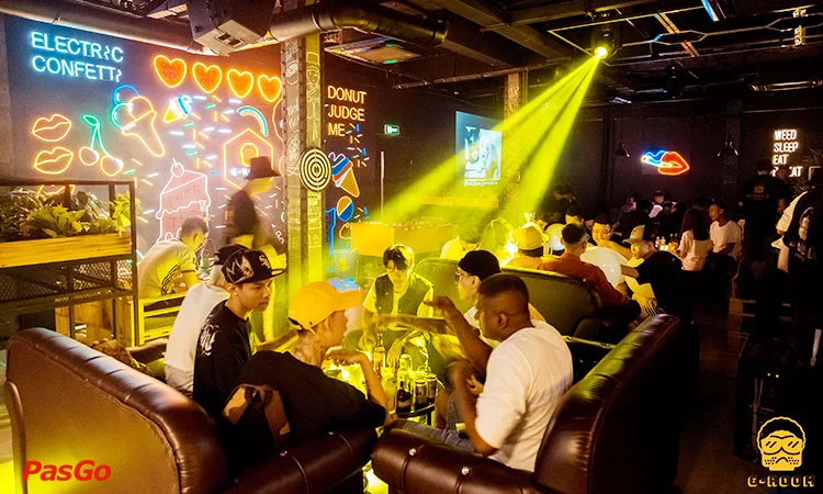 g-room-pub-&-coffee-le-van-sy-8