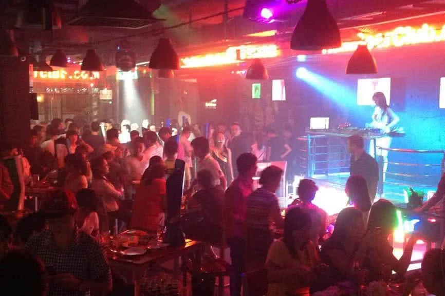 hula-beer-club-pham-van-dong-khong-gian-4b