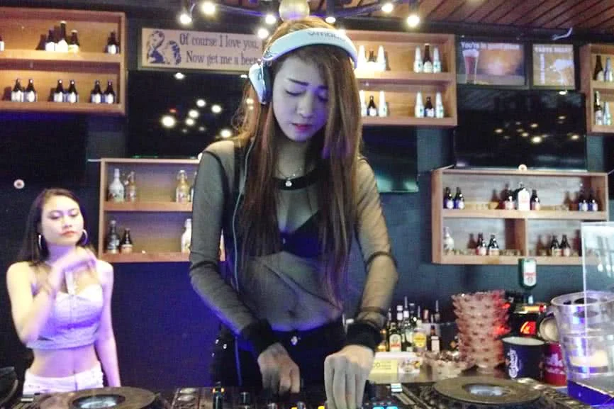 hula-beer-club-pham-van-dong-khong-gian-5b