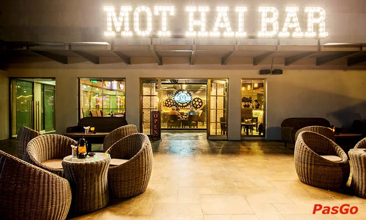 mot-hai-bar-eastin-grand-hotel-slide-9