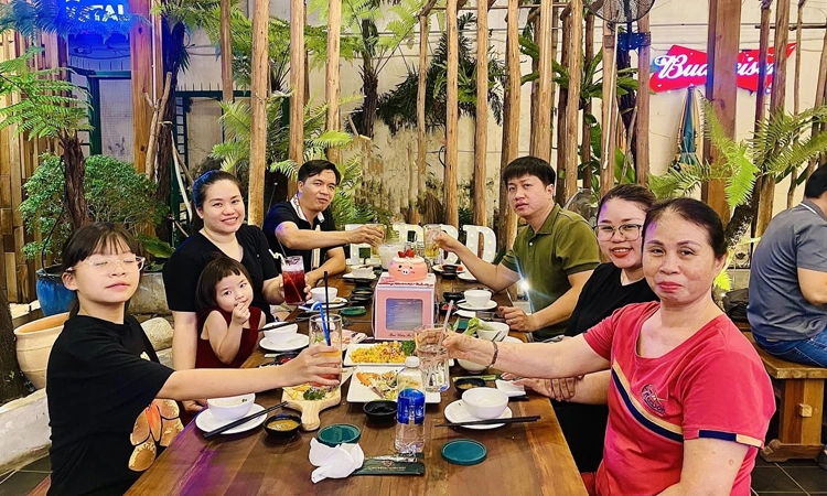 nha-hang-banh-trang-an-vu-thoai-ngoc-hau-14