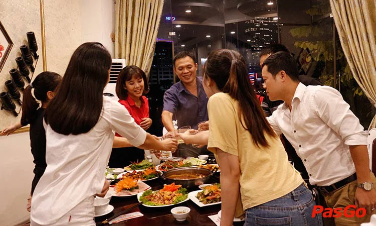 nha-hang-bep-hong-pham-huy-thong-10