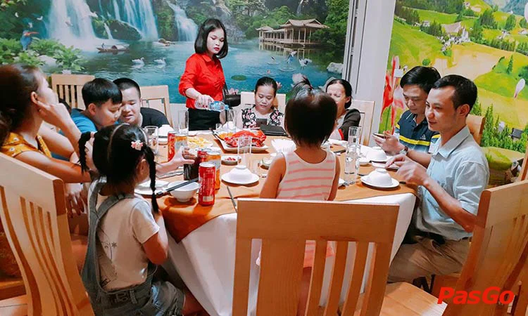 nha-hang-bep-hong-pham-huy-thong-11