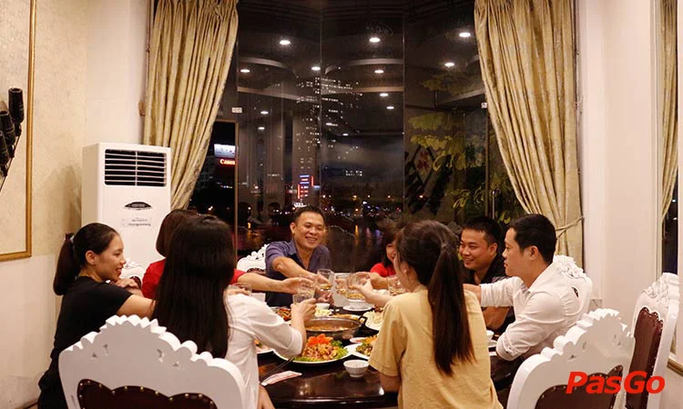 nha-hang-bep-hong-pham-huy-thong-9