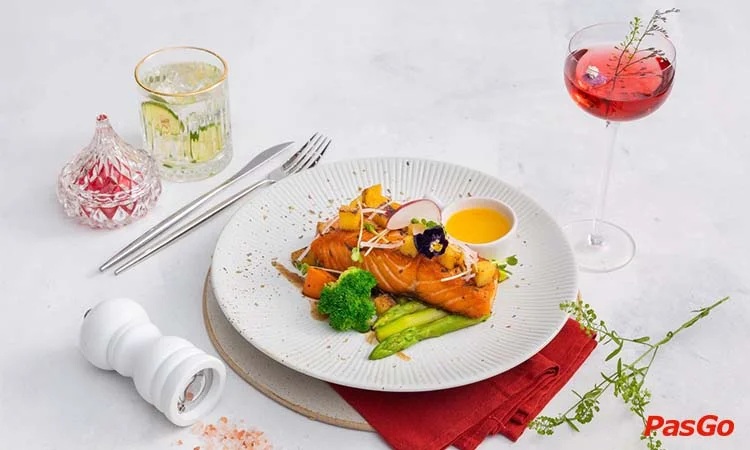 Quán cà phê kiểu Âu sang chảnh view Hồ Tây Celine Bistro 10