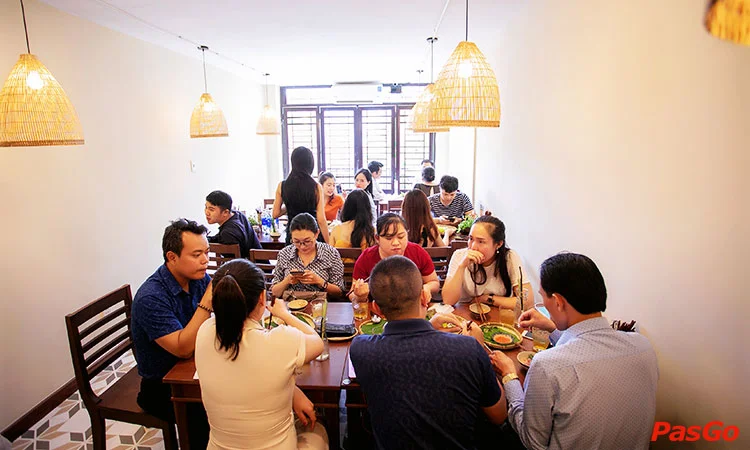 nha-hang-chan-bep-cach-mang-thang-8-10