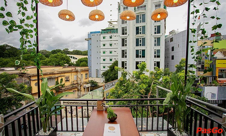 nha-hang-chan-bep-cach-mang-thang-8-12