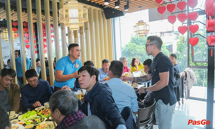 nha-hang-ga-met-ga-khong-loi-thoat-long-bien-12