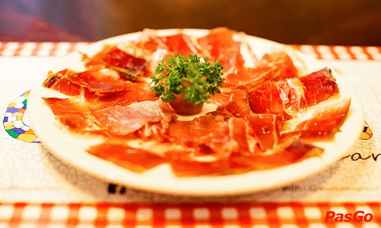 nha-hang-gaudi-tapas-&-bar-10