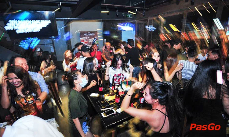 nha-hang-guru-sports-bar-ky-dong-slide-10