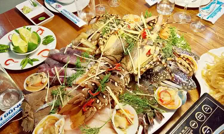 nha-hang-hai-san-bien-dong-524-duong-lang-3