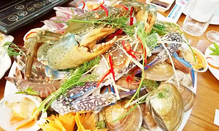 nha-hang-hai-san-bien-dong-524-duong-lang-4