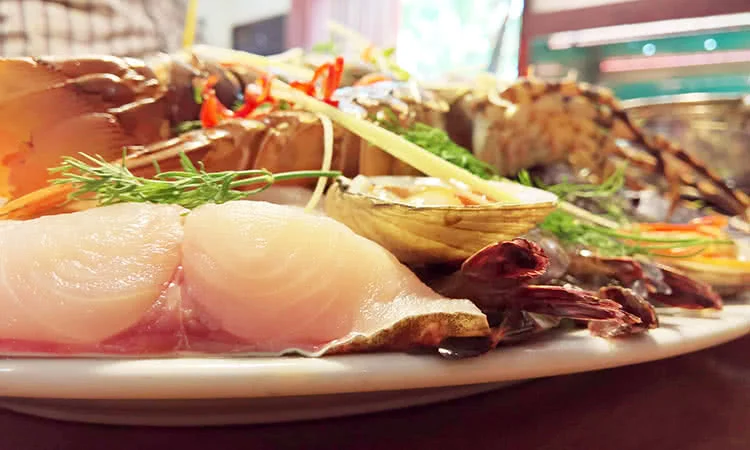 nha-hang-hai-san-bien-dong-524-duong-lang-6