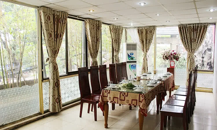 nha-hang-hai-san-bien-dong-524-duong-lang-9