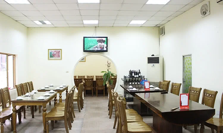 nha-hang-hai-san-bien-dong-794-duong-lang-10