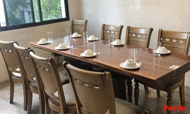 nha-hang-hai-san-bien-dong-ngo-thi-nham-12