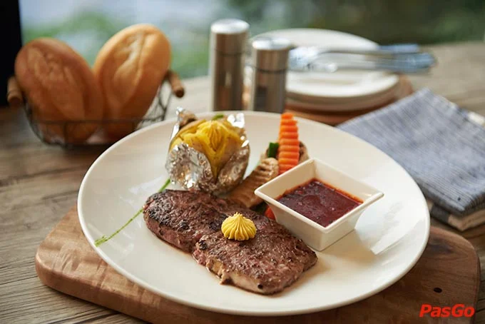 nhà hàng le monde steak lê quý đôn 10