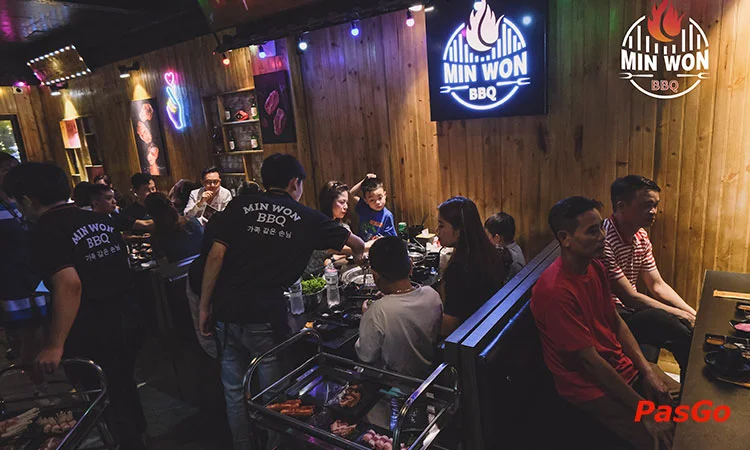 Nhà hàng Min Won BBQ Nguyễn Chánh phục vụ gọi món và buffet Lẩu Nướng Hàn Quốc 10