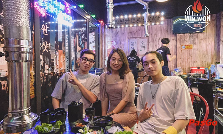 Nhà hàng Min Won BBQ Nguyễn Chánh phục vụ gọi món và buffet Lẩu Nướng Hàn Quốc 11