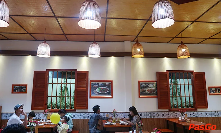 nha-hang-muc-dong-chuoi-com-tam-huynh-tan-phat-11