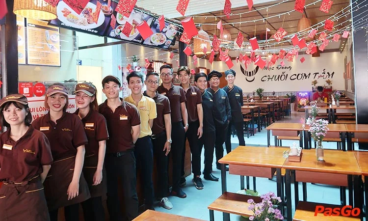 nha-hang-muc-dong-chuoi-com-tam-huynh-tan-phat-12