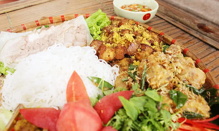 nha-hang-ngoai-o-nguyen-gia-thieu-than-thuong-huong-vi-viet-xua-7