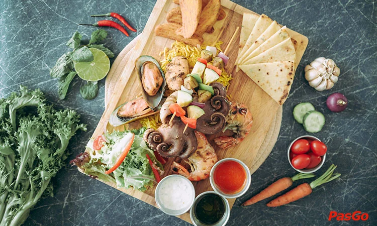 nha-hang-oia-castle-bistro-cafe-ton-that-dam-2