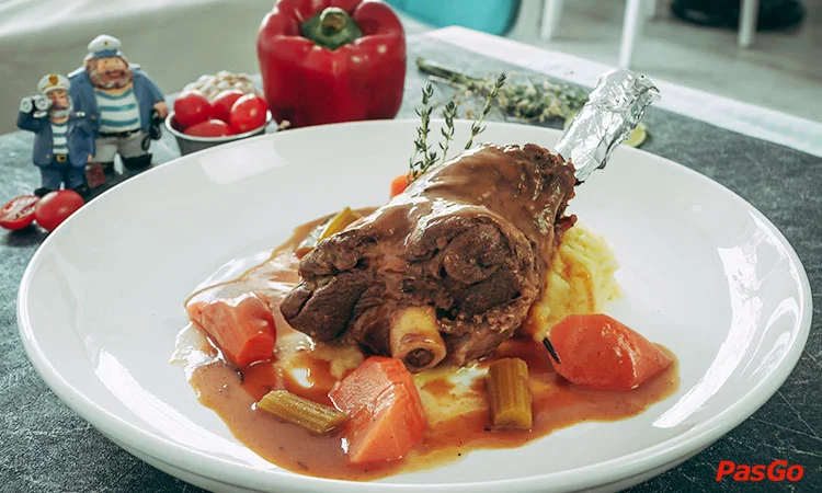 nha-hang-oia-castle-bistro-cafe-ton-that-dam-4