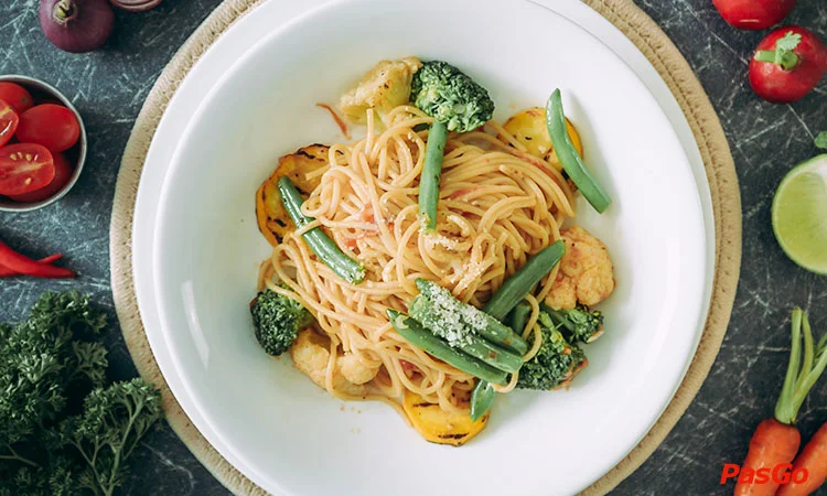 nha-hang-oia-castle-bistro-cafe-ton-that-dam-5