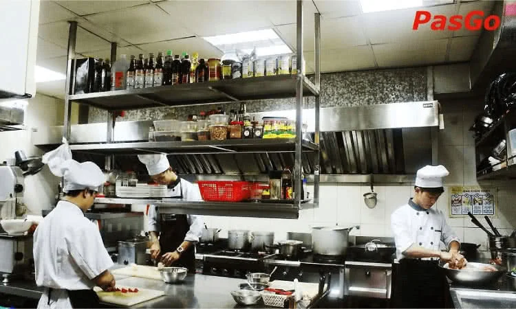 nha-hang-ozzies-bistro-doan-thi-diem-12