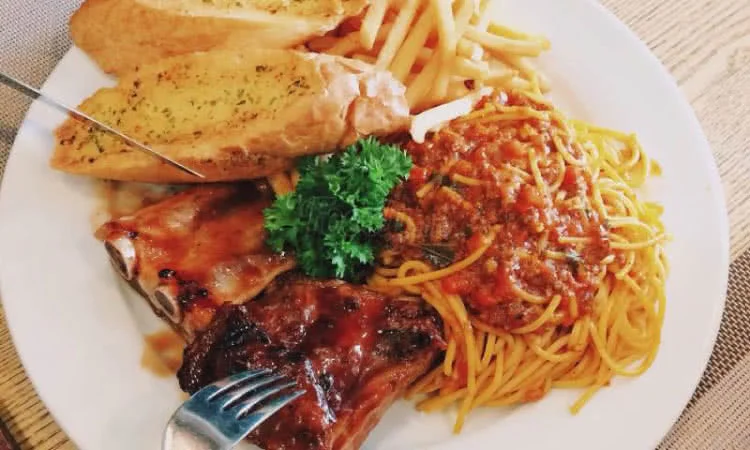 nha-hang-ozzies-bistro-doan-thi-diem-7