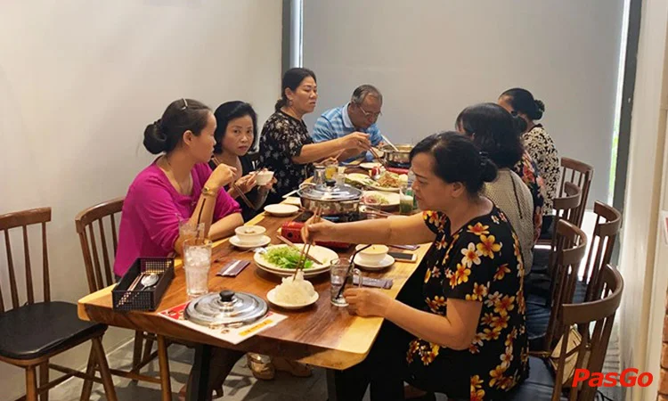 nha-hang-pho-1983-gold-view-11