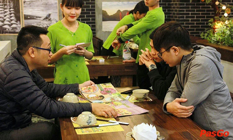 nha-hang-viet-street-royal-city-12