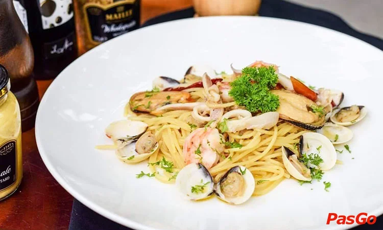 nha-hang-villa-eatalia-quang-ba-10