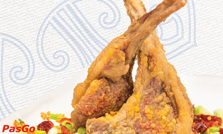 nha-hanh-ba-con-cuu-phan-xich-long-slide-5